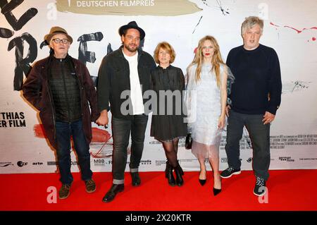 Hans Uwe Bauer, Ronald Zehrfeld, Corinna Harfouch, Lilith Stangenberg und Matthias Glasner BEI der Premiere des Kinofilms Sterben in der Lichtburg. Essen, 18.04.2024 *** Hans Uwe Bauer, Ronald Zehrfeld, Corinna Harfouch, Lilith Stangenberg et Matthias Glasner lors de la première du film Sterben à Lichtburg Essen, 18 04 2024 Foto:XT.xSchröerx/xFuturexImagex sterben essen 4427 Banque D'Images