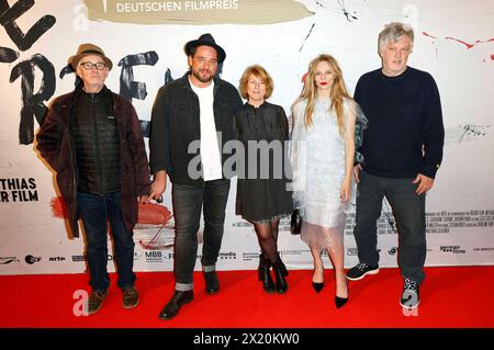 Hans Uwe Bauer, Ronald Zehrfeld, Corinna Harfouch, Lilith Stangenberg und Matthias Glasner BEI der Premiere des Kinofilms Sterben in der Lichtburg. Essen, 18.04.2024 *** Hans Uwe Bauer, Ronald Zehrfeld, Corinna Harfouch, Lilith Stangenberg et Matthias Glasner lors de la première du film Sterben à Lichtburg Essen, 18 04 2024 Foto:XT.xSchröerx/xFuturexImagex sterben essen 4428 Banque D'Images
