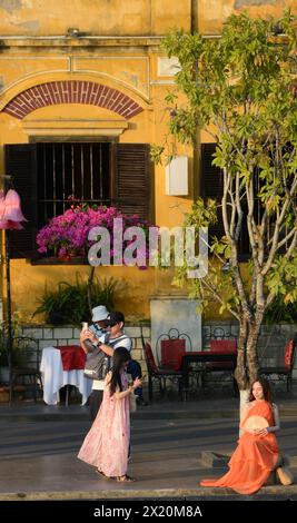Touriste posant pour des photos dans la vieille ville de Hoi an, Vietnam. Banque D'Images
