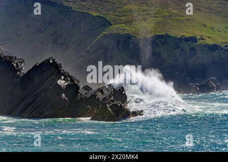 Irlande, County Kerry, Dingle Peninsula, Blasket'39 ; vue, Slea Head Drive, vagues sur Clogher Beach Banque D'Images