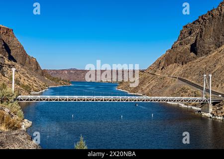 Le pont à une voie enjambe la rivière Deschutes qui coule entre les falaises abruptes de basalte du parc d'État de Cove Palisades dans l'Oregon, aux États-Unis Banque D'Images