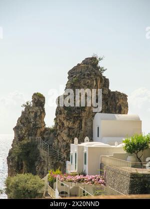 Côte amalfitaine, Italie - 3 octobre 2019 : maisons de luxe de célébrités le long des rives et des falaises de la côte amalfitaine. Banque D'Images