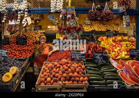 Heureux vendeur de fruits et légumes dans le marché central, Budapest, Pest, Hongrie, Europe Banque D'Images