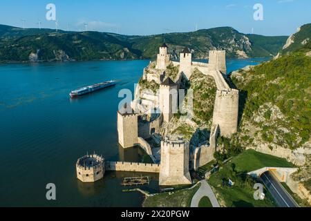 Vue aérienne de la forteresse de Golubac dans les gorges des portes de fer du Danube avec le bateau de croisière Maxima (croisières niko), Golubac, Caraș-Severin, Romani Banque D'Images