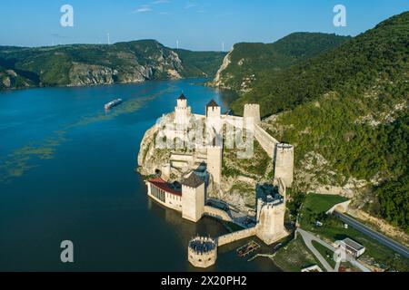 Vue aérienne de la forteresse de Golubac dans les gorges des portes de fer du Danube avec le bateau de croisière Maxima (croisières niko), Golubac, Caraș-Severin, Romani Banque D'Images