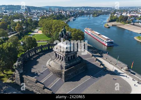 Vue aérienne du bateau de croisière fluvial Rhein Melodie (croisières nicko) sur la Moselle alors qu'il passe Deutsches Eck avec la statue équestre de l'empereur allemand Wilh Banque D'Images