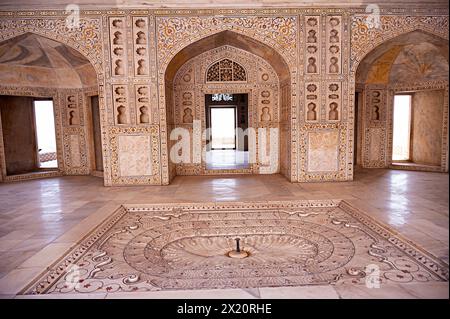 Travail en marbre blanc sur le mur intérieur de Musamman Burj, complexe fort d'Agra, Agra, Uttar Pradesh, Inde Banque D'Images