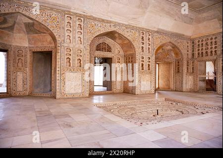 Travail en marbre blanc sur le mur intérieur de Musamman Burj, complexe fort d'Agra, Agra, Uttar Pradesh, Inde Banque D'Images