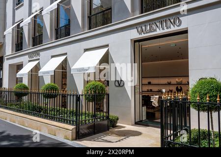 Vue extérieure d'une boutique Valentino dans le quartier des champs-Elysées, Paris, France. Valentino est une marque italienne spécialisée dans la mode et le luxe Banque D'Images