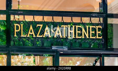 Panneau à l'entrée de Plaza Athénée. Le Plaza Athénée est un hôtel parisien de luxe situé dans le quartier des champs-Elysées, à Paris, en France Banque D'Images