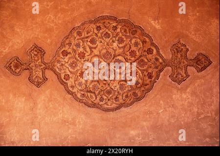 Design coloré sur le plafond de la porte ouest de la tombe de I'timād-ud-Daulah, Agra, Uttar Pradesh, Inde Banque D'Images