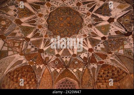 Peintures sur le plafond de la tombe de I'timād-ud-Daulah, Agra, Uttar Pradesh, Inde Banque D'Images