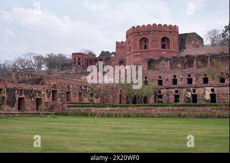 Caravane sera et le Minaret de tombeau d'éléphant d'Akbar, Fatehpur Sikri, Uttar Pradesh, Inde Banque D'Images