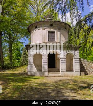 Orta San Giulio, Piémont, Italie - 17 avril 2024 : bâtiments du complexe de dévotion appelé 'Sacro Monte' (montagne sacrée) situé à Orta, Piedmon Banque D'Images