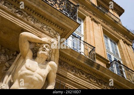 Le Pavillon de Vendôme, Aix-en-Provence, villa Renaissance française de 1665-7 par Antoine Matisse, détail de la sculpture Atlas de Pierre Pavillon. Banque D'Images