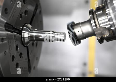 Renningen, Allemagne. 18 avril 2024. Une pièce est usinée dans une machine pour outils de précision du fabricant Horn für Präzisionswerkzeuge. Crédit : Bernd Weißbrod/dpa/Alamy Live News Banque D'Images