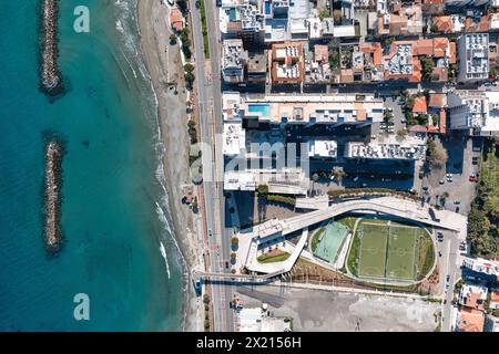 Vue plongeante du littoral de limassol, des bâtiments urbains et des routes en bord de mer. Chypre Banque D'Images