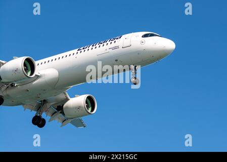 Larnaca, Chypre - 10 octobre 2023 : L'avion de ligne de la Lufthansa descend contre un ciel bleu clair en approche finale de l'aéroport de larnaca, mettant en vedette l'aviation Banque D'Images