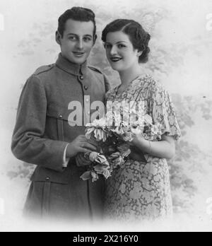 Personnes, couples, amoureux, bonne Annee, carte postale photo, CIRCA 1930, AUTORISATION-DROITS-SUPPLÉMENTAIRE-INFO-NON-DISPONIBLE Banque D'Images