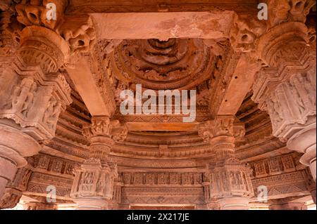 Sculptures à l'intérieur du temple SAS Bahu, Fort Complex, Gwalior, Madhya Pradesh, Inde Banque D'Images