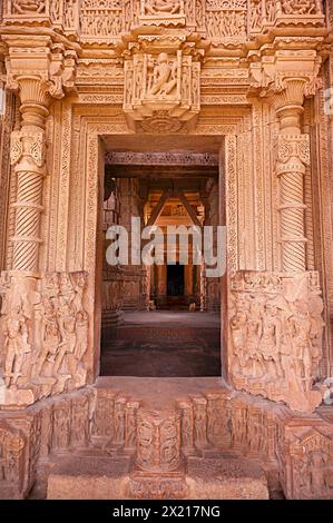 Sculptures à l'intérieur du temple SAS Bahu, Fort Complex, Gwalior, Madhya Pradesh, Inde Banque D'Images