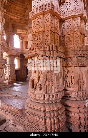 Sculptures à l'intérieur du temple SAS Bahu, Fort Complex, Gwalior, Madhya Pradesh, Inde Banque D'Images