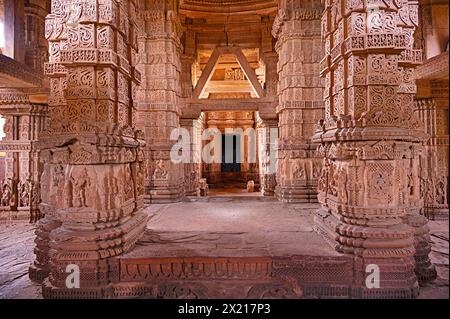 Sculptures à l'intérieur du temple SAS Bahu, Fort Complex, Gwalior, Madhya Pradesh, Inde Banque D'Images