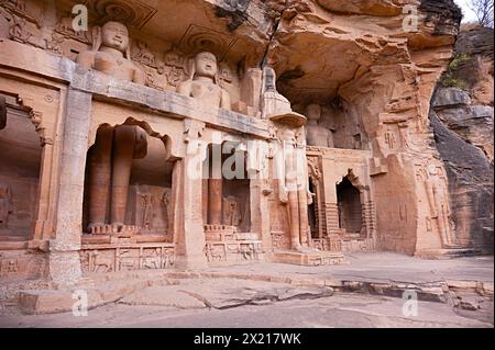 Sculptures Jain sculptées le long des deux parois rocheuses de la vallée, populairement connu sous le nom de Rock - Cut Jain images Urwai Gate ou Siddhanchal groupe de grottes, Fo Banque D'Images