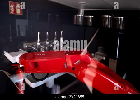 Bras mécanique robotique programmable rouge Tesla avec des fonctions similaires au bras humain dans Gigafactory Berlin-Brandenburg Tesla site de fabrication en UE Banque D'Images