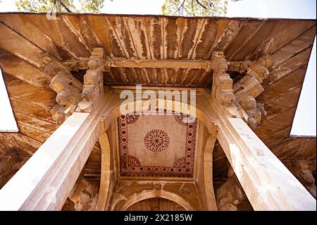 Peinture colorée sur le plafond de la tombe de Mohammad Ghaus, Gwalior, Madhya Pradesh, Inde Banque D'Images