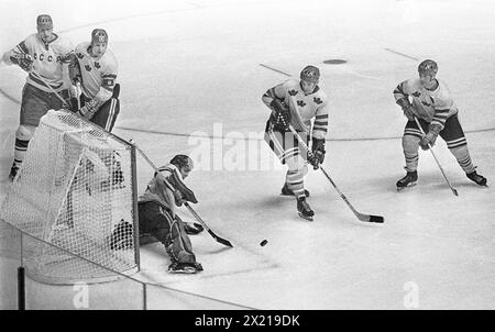 Championnat du monde SUÈDE-SOVIÉTIQUE de hockey sur glace 1969 en Suède.le gardien suédois Leif Honken Holmqvist a sauvé un tir soviétique entouré de ses propres hommes de défense Banque D'Images