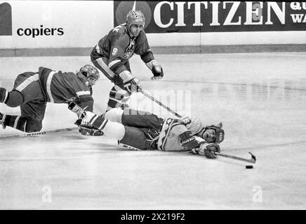 SOVIÉTIQUE TCHÉCOSLOVAQUIE championne du monde de hockey sur glace en Suède 1981Valeri Kamenski a chuté et Miroslav Horova et Pavel Richter défendent Banque D'Images