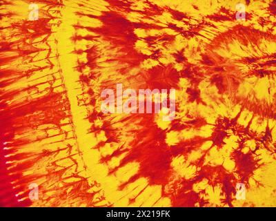 Teintes orange et rouge en tissu teint. Banque D'Images