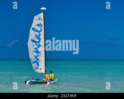 Antigua - janvier 26 2024 : deux personnes à bord d'un bateau de plaisance de marque Sandals sur une eau turquoise à Dickenson Bay sur l'île caribéenne d'Antigua. Banque D'Images