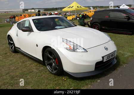 Vue de trois quarts de face d'une Nissan 370Z blanche, 2014, exposée au salon de l'automobile britannique de 2023 Banque D'Images