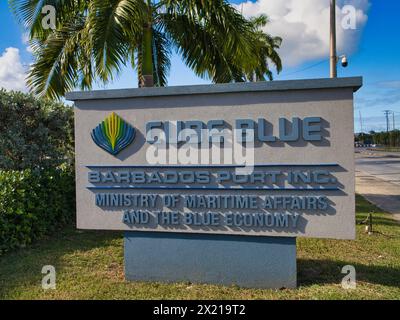 Bridgetown, Barbade - janvier 28 2024 : signalisation d'entreprise devant Cube Blue, le siège de Barbados Port Inc. Et le ministère des Affaires maritimes Banque D'Images