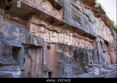 Sculptures Jain sculptées sur la roche, populairement connu sous le nom de Rock - Cut Jain colossal ou Gopachal Parvat, Gwalior, Madhya Pradesh, Inde Banque D'Images