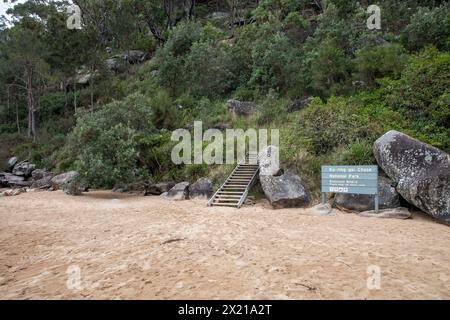 Resolute Beach dans le parc national de Ku-Ring-gai Chase, une plage isolée sur les rives de la région de Pittwater, Sydney, Nouvelle-Galles du Sud, Australie Banque D'Images