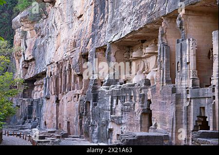 Sculptures Jain sculptées sur la roche, populairement connu sous le nom de Rock - Cut Jain colossal ou Gopachal Parvat, Gwalior, Madhya Pradesh, Inde Banque D'Images