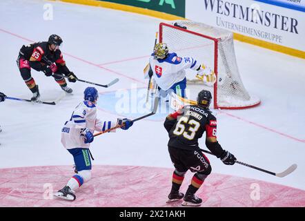 Marc MICHAELIS Nr.65 d'Allemagne marque, but, Tor, Treffer, Torschuss, 7-3, assiste Luis Schinko Nr. 63 d'Allemagne dans le match ALLEMAGNE - SLOVAQUIE 7-3 match amical DEB HOCKEY SUR GLACE, Championnat du monde 2024 préparation à Kaufbeuren Allemagne, 18 avril 2024, saison 2023/2024, Slowakei, photographe : ddp images / STAR-images Banque D'Images