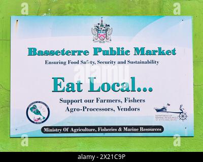 Basseterre, St Kitts - Jan 25 2024 : un panneau sur le marché public de Basseterre encourage les gens à soutenir les producteurs et les vendeurs locaux de nourriture et de produits Banque D'Images