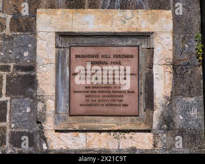 St Kitts - janvier 25 2024 : une plaque carrée en métal marque l'inauguration du parc national de la forteresse de Brimstone Hill le 23 octobre 1985 par la reine Elisabet Banque D'Images