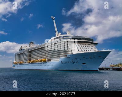 St Kitts : Jan 25 2024 : le navire de croisière Royal Caribbean Anthem of the Seas amarré à Basseterre, St Kitts dans les Caraïbes. L'observation de l'étoile du Nord Banque D'Images