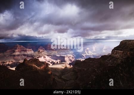 Une tempête passe au-dessus du parc national du Grand Canyon, Arizona Banque D'Images