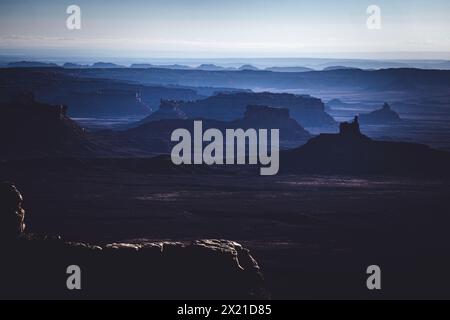 Couches de mesas et buttes désertiques dans la vallée des Dieux, Utah Banque D'Images