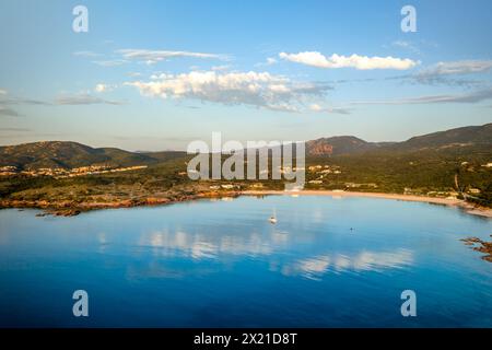 Vue aérienne de la plage de la Marinedda au coucher du soleil en Sardaigne, Italie Banque D'Images