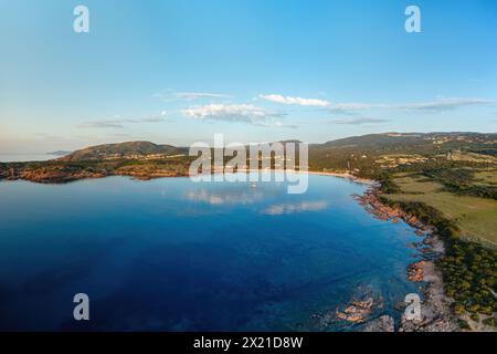 Vue aérienne de la plage de la Marinedda au coucher du soleil en Sardaigne, Italie Banque D'Images