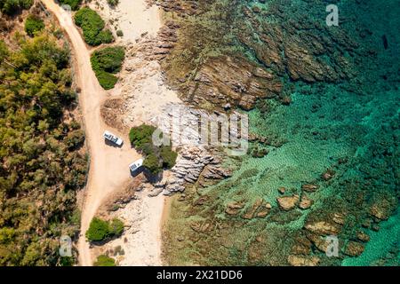 Camping-cars sur une plage sauvage drone aérien vue de dessus en Sardaigne Banque D'Images