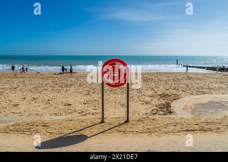 Bournemouth, Royaume-Uni - 30 mars 2024 : une bouée de sauvetage sur la plage de sable de West Beach en face de la mer. Banque D'Images