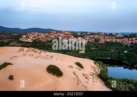 Torre dei Corsari avec dune de sable vue drone aérien en Sardaigne, Italie Banque D'Images